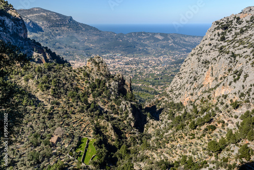 Blick durch die Schlucht von Biniaraix auf Soller, Mallorca, Balearen, Spanien © El Gaucho