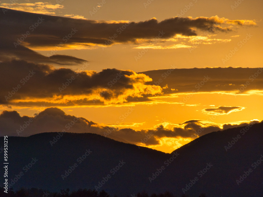 Fototapeta premium 夕焼け, 空, 山, 太陽, 日の出, 雲, 自然, 風景, オレンジ, 山, 雲, 今夜, 夜会, 光, 太陽光, シルエット, 赤, 景色, ヒル, 旅行, 夜明け, モーニング, ヒル, 黄色, 色