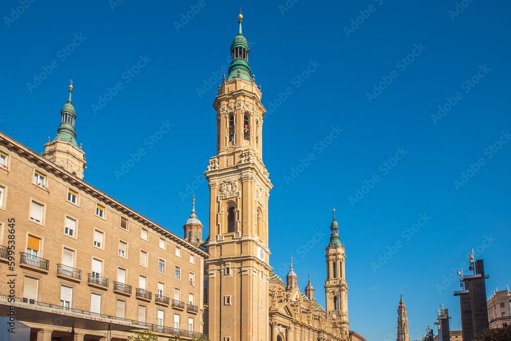Fototapeta premium del Pilar basilica, one of the important architectural symbols of zaragoza, and the Ebro river and its reflection with sunset colors and clouds