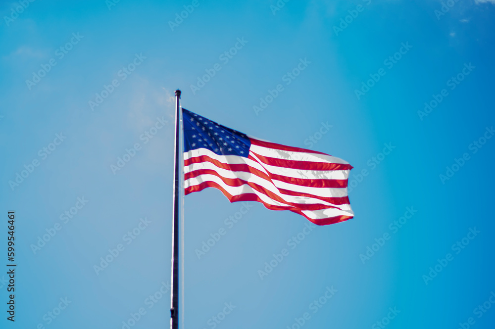 ニューヨークの青空に掲げられるアメリカ国旗