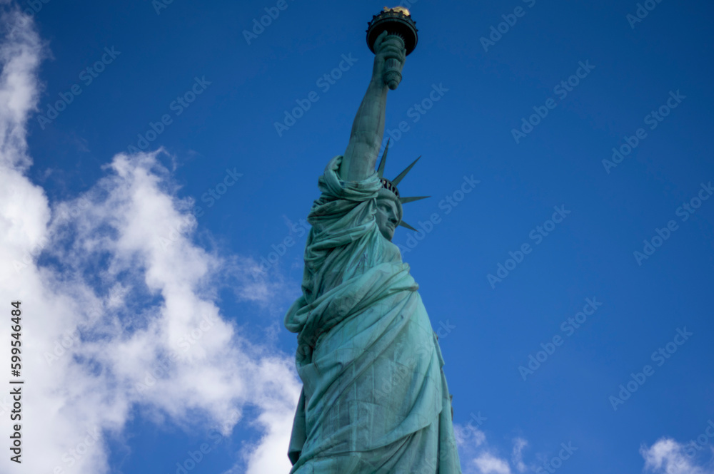 Fototapeta premium 横から見た自由の女神 - ニューヨークの象徴的ランドマーク
