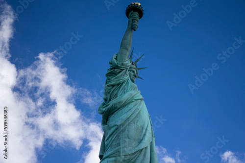 横から見た自由の女神 - ニューヨークの象徴的ランドマーク