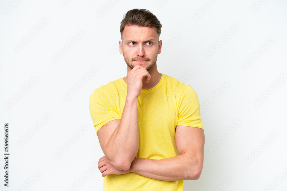 Obraz premium Young blonde caucasian man isolated on white background having doubts and thinking