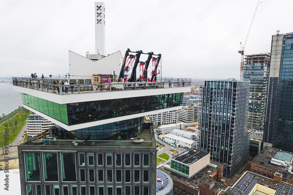 Φωτογραφία birdseye view of swings on the roof of the skyscraper Lookout in Amsterdam, Netherlands