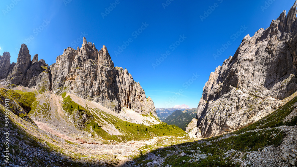 Widok z przełęczy Valacia na Sassolungo. Dolomity - obrazy, fototapety, plakaty 