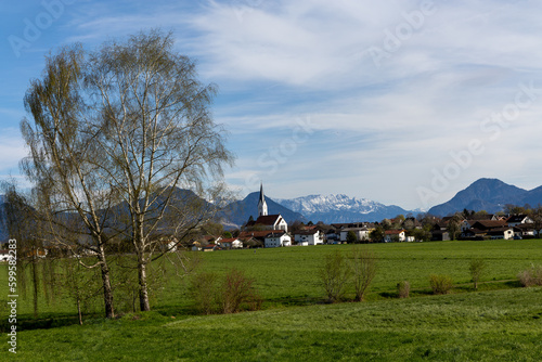 Ortschaft mit Kirche vor Bergen