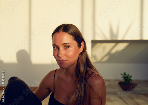 Bilde på lerret retrato de cabeza  bella joven mujer caucasica sentada en un estudio de yoga con