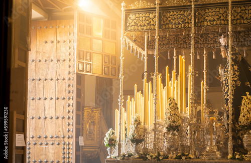 La Semana Santa andaluza es una celebración religiosa que se lleva a cabo durante la semana anterior a la Pascua, con procesiones de imágenes religiosas y música en vivo.