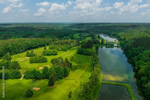Idyylisch gelegene Spielbahnen eines Golfplatzes im Anhauser Tal bei Burgwalden 