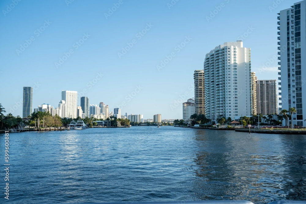 Obraz premium wide capture of sunny isles in miami beach from a boat in the water showing the bay and intercoastal
