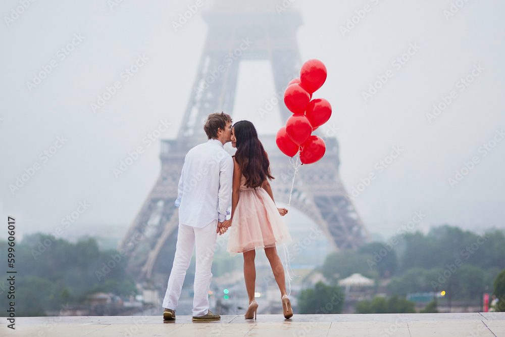 Romantic couple with red balloons together in Paris - obrazy, fototapety, plakaty 