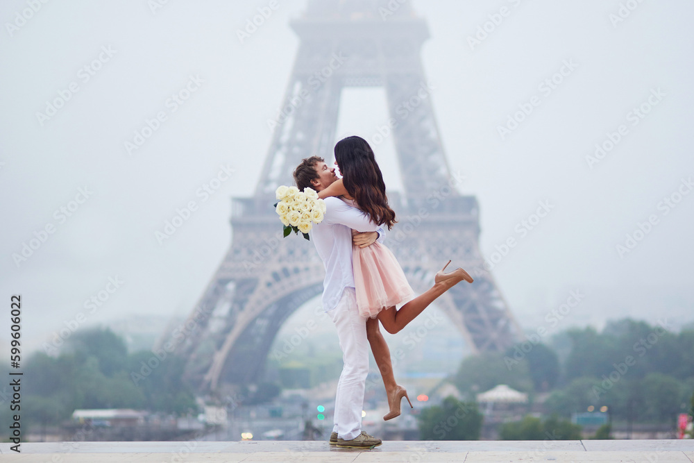 Obraz premium Romantic couple together in Paris