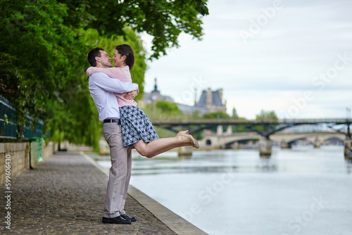 Couple is walking by the water in Paris © Ekaterina Pokrovsky