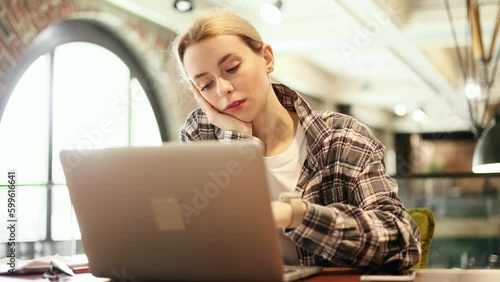 Tired exhausted young blond woman freelancer sleeping dozing on coworking workplace at working time Portrait of overworked self employee worker falling asleep on desktop next to computer indoors