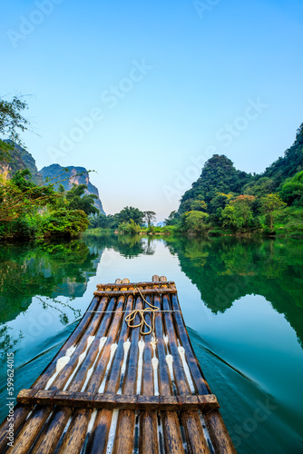 Foto Beautiful mountain and water natural landscape in Guilin, Guangxi, China
