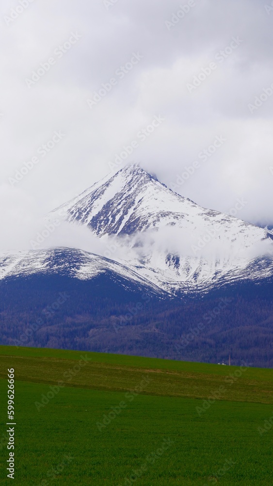Fototapeta premium Góry w śniegu, zakopane tatry, tatrzański park narodowy