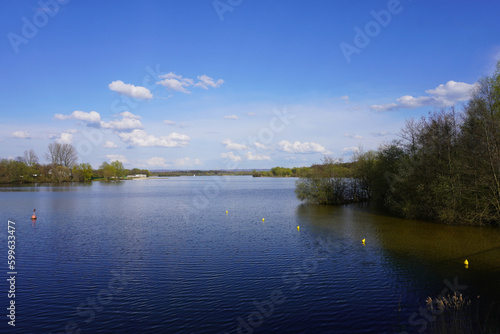 Blick auf den wunderschönen Lippesee bei Paderborn in Deutschland