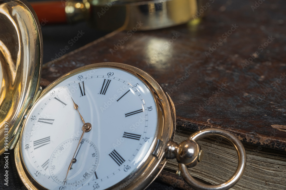 Fototapeta premium Gold pocket watch 