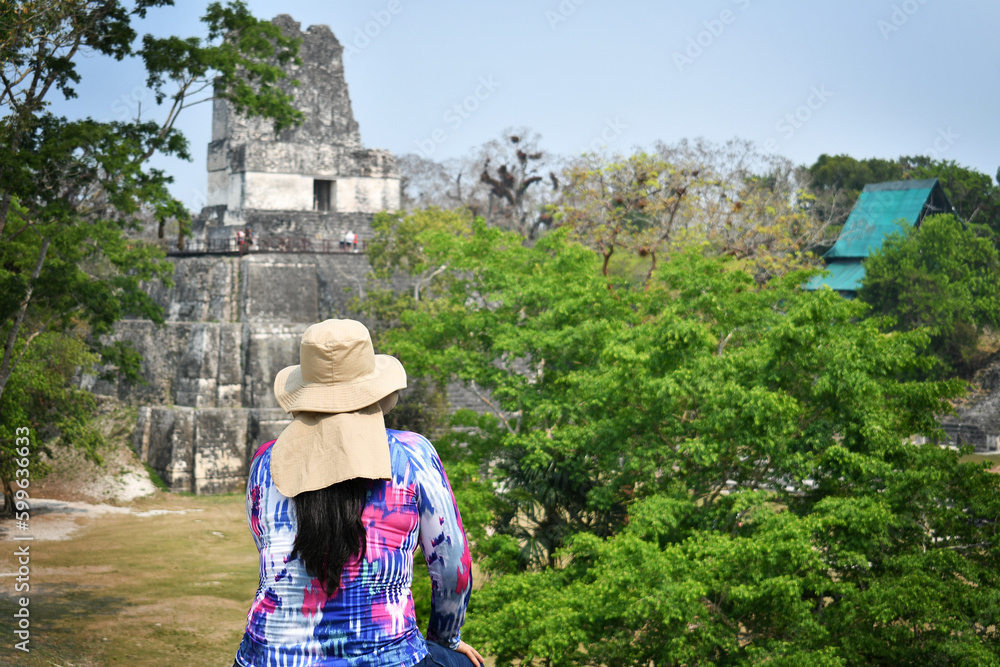Viajera frente al templo de Las Mascaras en el Parque Nacional de Tikal en el departamento de Petén. Guatemala.