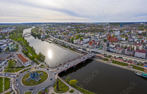 Wiosenny widok z lotu ptaka w kierunku zachodnim na północną i południową część centrum miasta Gorzów Wielkopolski, w tle wieża Dominanta, Most Staromiejski i Bulwar