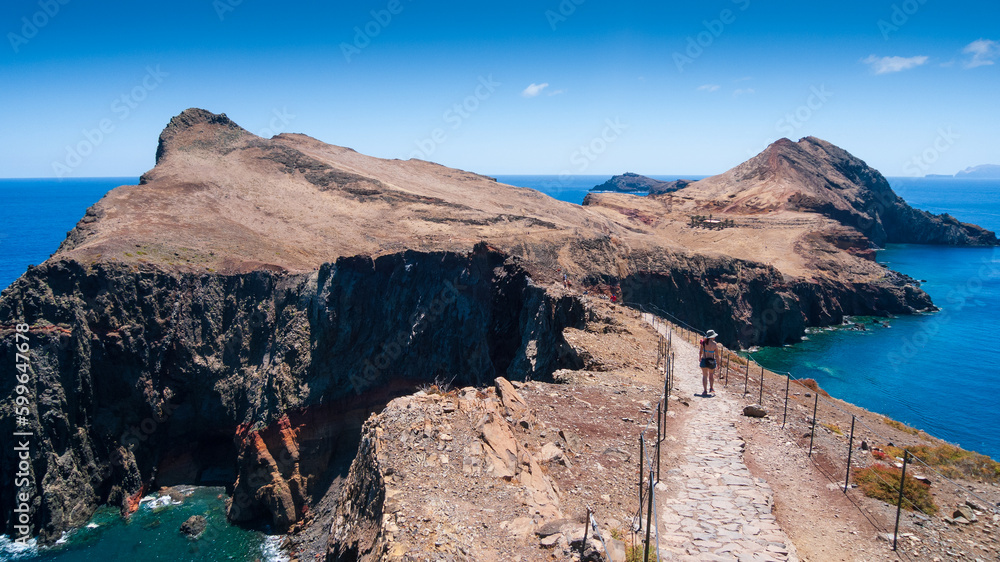 Una senderista recorre la levada del cabo de san Lorenzo en la isla de Madeira, Portugal.
