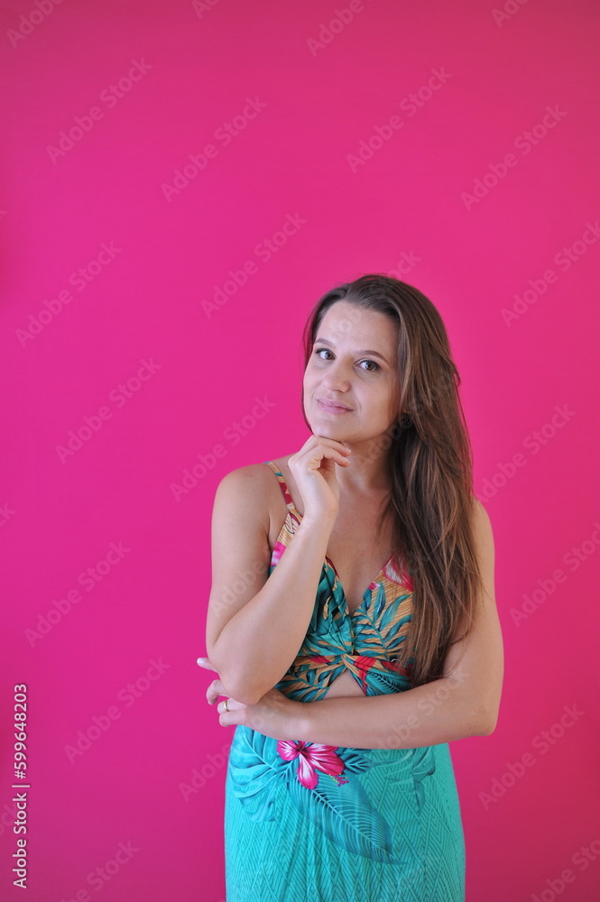 mulher pensando em novas idéias mulher pensando em novas idéias