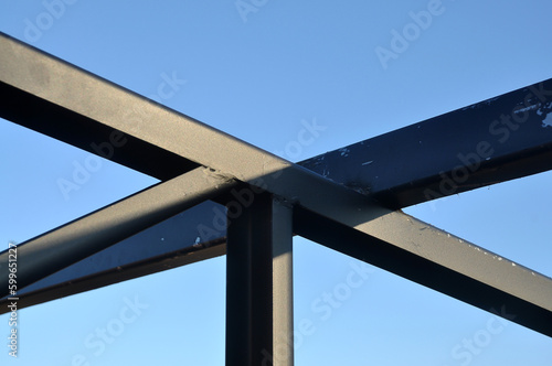estrutura metalica de ferro para cobertura de construção em andamento 
