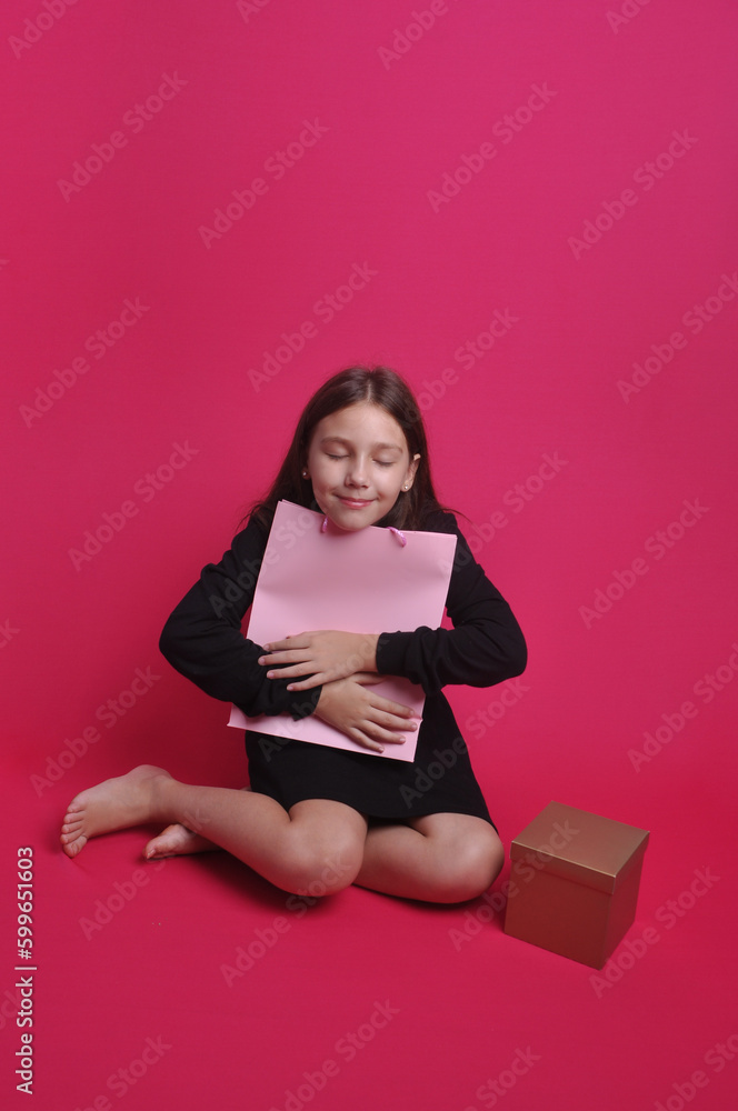 criança menina feliz com as sacolas de compras e presentes criança menina feliz com as sacolas de compras e presentes