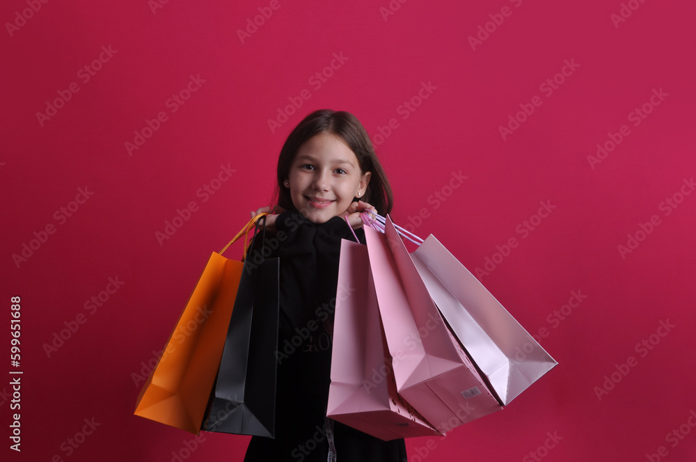 criança menina feliz com  as sacolas de compras e  presentes