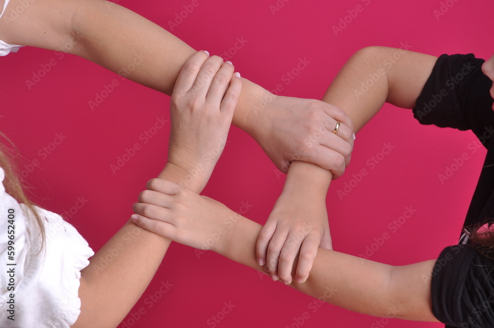 mãe e filha com as mãos juntas mãe e filha com as mãos juntas