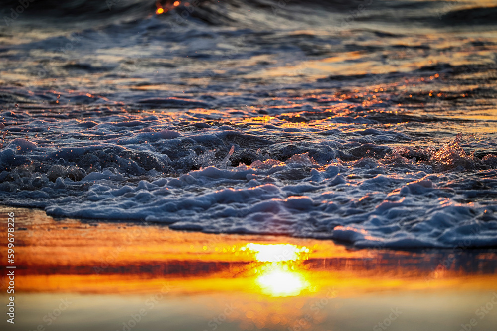Piękny złocisty zachód słońca nad morzem i czerwona woda. - obrazy, fototapety, plakaty 