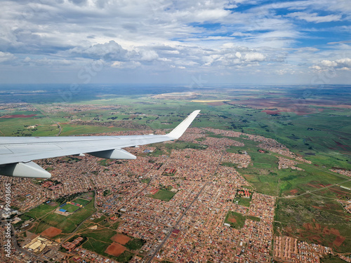 Stadtteil der Stadt Johannesburg in Südafrika fotografiert aus einem Flugzeug mit der Tragfläche sichtbar