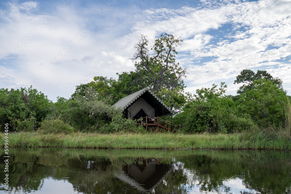 Ein einzelnes Zelt eines tented Camp (Zeltcamp) in Mitten der Seen und Flüsse des Okavango Delta in Botswana, Afrika Ein einzelnes Zelt eines tented Camp (Zeltcamp) in Mitten der Seen und Flüsse des Okavango Delta in Botswana, Afrika