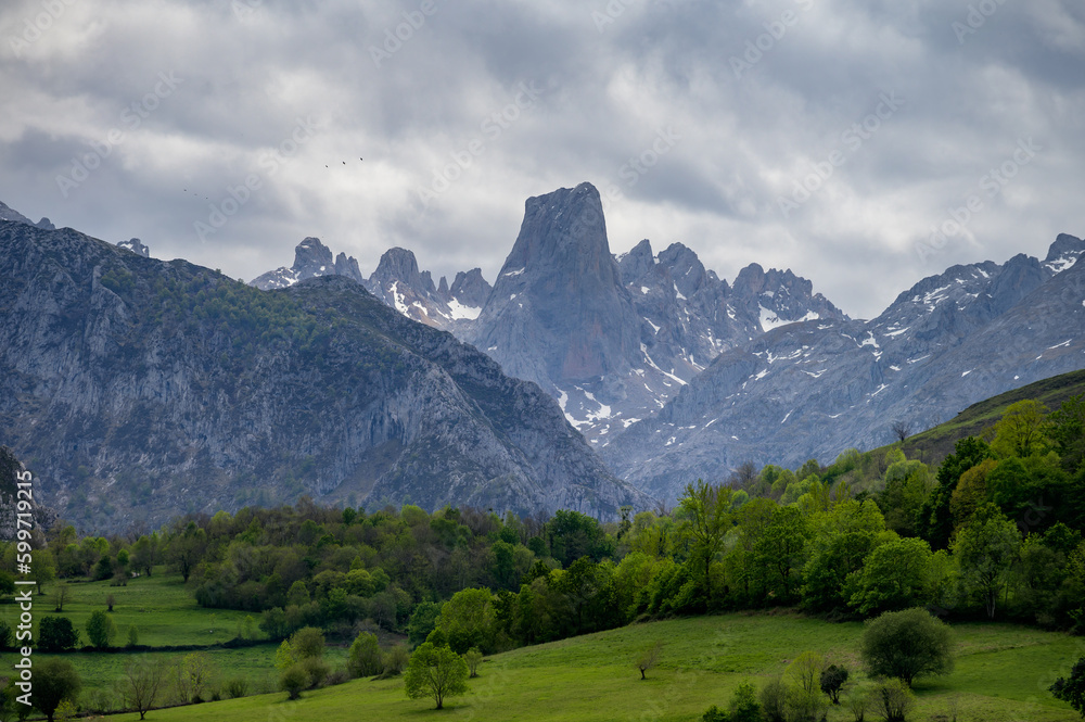 Obraz premium View on Naranjo de Bulnes or Picu Urriellu, limestone peak dating from Paleozoic Era, located in Macizo Central region of Picos de Europa, mountain range in Asturias, Spain