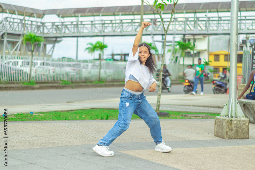 Niña de raices afrodescendientes baila al estilo urbano en el centro de la ciudad