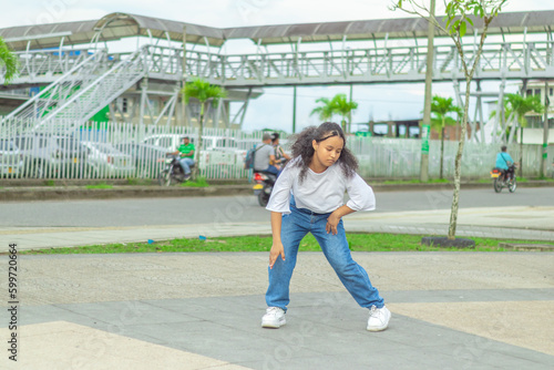 Niña de raices afrodescendientes baila al estilo urbano en el centro de la ciudad