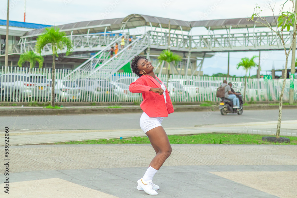 Joven Afro baila al estilo urbano en el centro de la ciudad