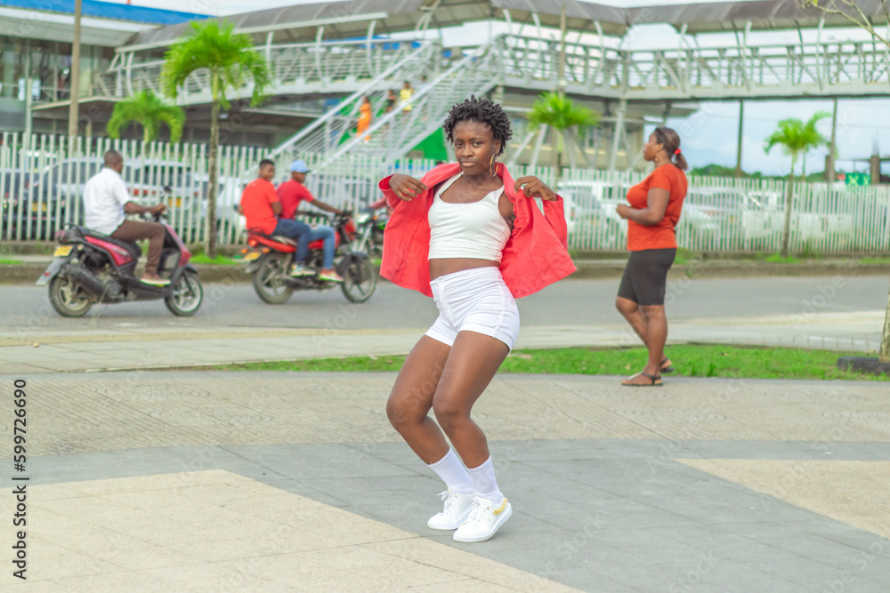 Joven Afro baila al estilo urbano en el centro de la ciudad
