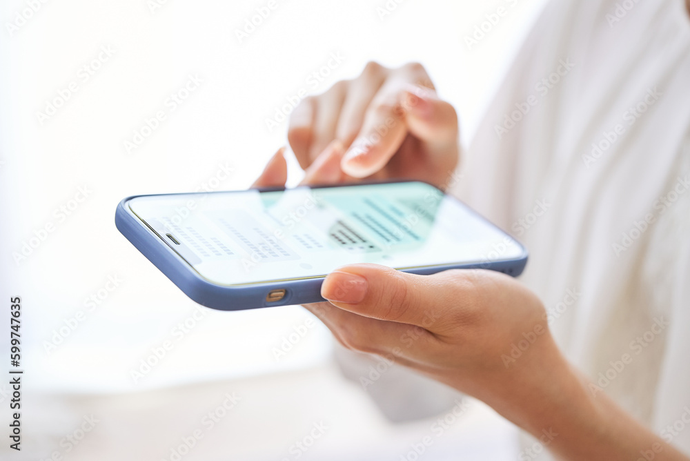 スマートフォンでメッセージのやりとりをする女性の手元 スマートフォンでメッセージのやりとりをする女性の手元