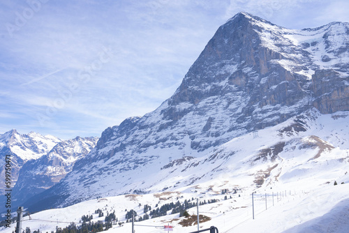 スイスアルプスの美しい雪山、アルプス山脈、雪山が続く山岳地帯、晴天の中の広大な雪原、世界的なスキー場,険しい山
