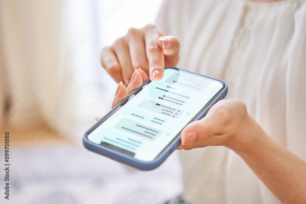 スマートフォンでメッセージのやりとりをする女性の手元 スマートフォンでメッセージのやりとりをする女性の手元