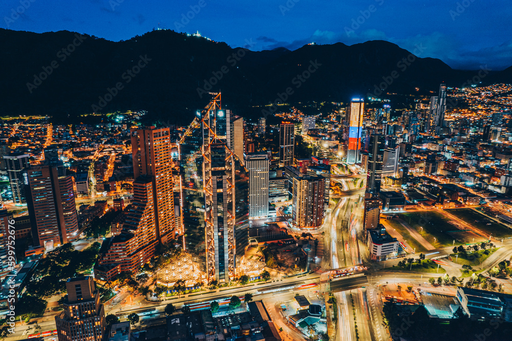 Paisaje urbano nocturno de la ciudad de Bogotá, capital del pais Latinoamericano: Colombia.