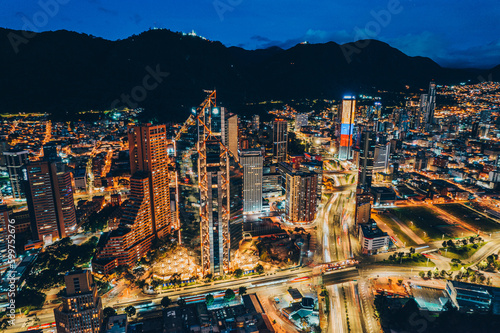 Obraz na płótnie Paisaje urbano nocturno de la ciudad de Bogotá, capital del pais Latinoamericano: Colombia.
w salonie
