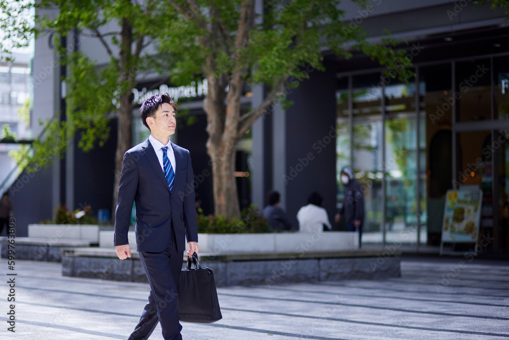 20代日本人ビジネスマンが仕事をしている春のイメージ 20代日本人ビジネスマンが仕事をしている春のイメージ