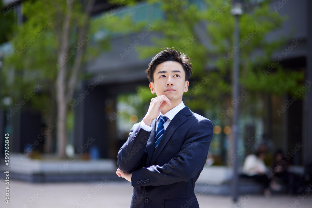 春の20代日本人ビジネスマンのポートレート