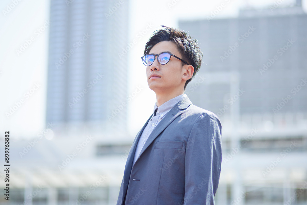 20代日本人ビジネスマンが仕事をしている春のイメージ 20代日本人ビジネスマンが仕事をしている春のイメージ