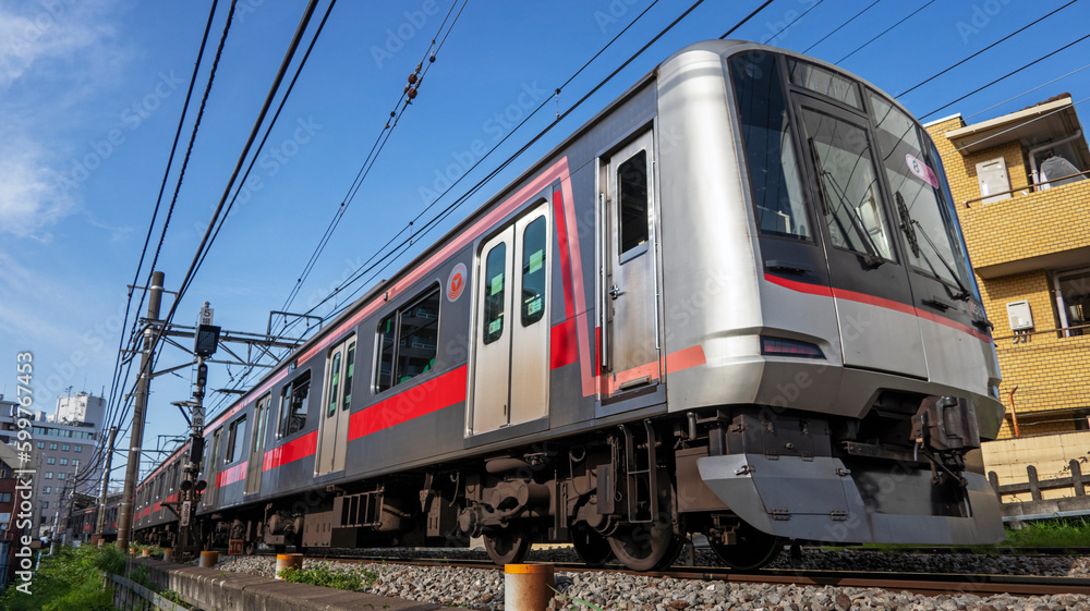 駅に入る通勤電車