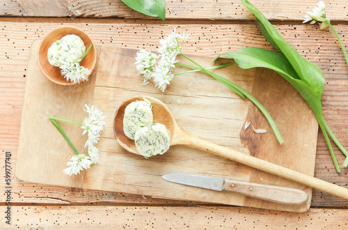 Bärlauch frisch Wildkräuter essbare Blüten Butter Kräuterbutter Wildkräuter 