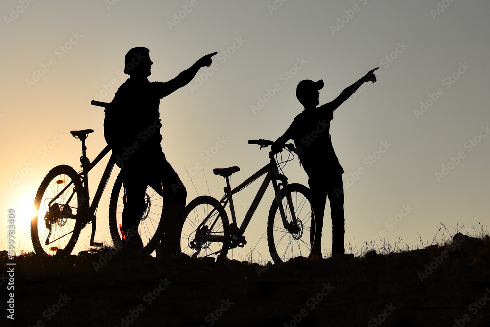 Obraz premium father and son chasing new routes and having a great time on bike trips