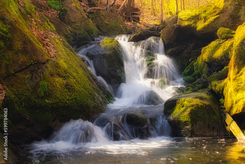 Wasserfall - Moos - Wald - Gr  n - Natural waterfall with rocks and green moss 